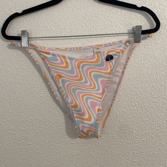 NWOT- Hollister adjustable strap wavy bikini bottoms- Size large - Picture 6 of 7